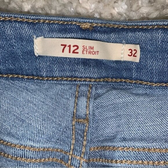 Levi’s Jeans Women’s Size 32 Light Wash Denim 712 Slim Mid-Rise Distressed Hem - Picture 10 of 12